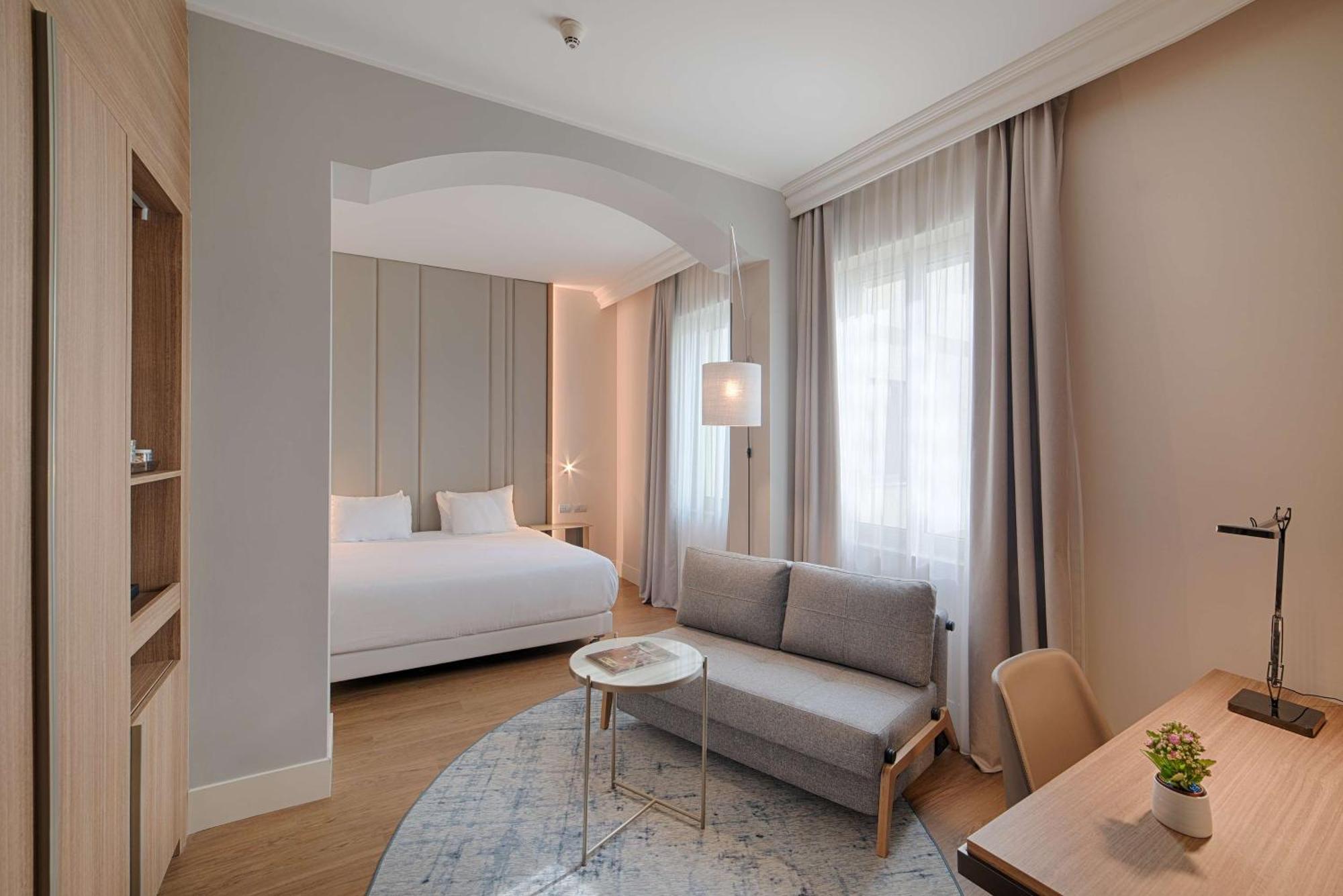 Hotel NH Bologna De La Gare Esterno foto