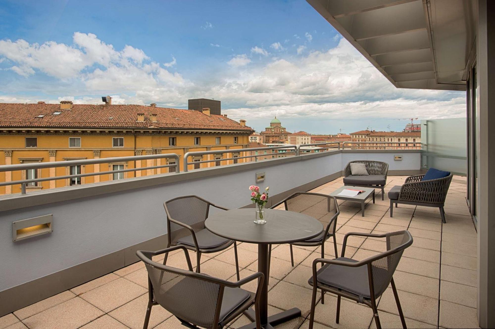 Hotel NH Bologna De La Gare Esterno foto