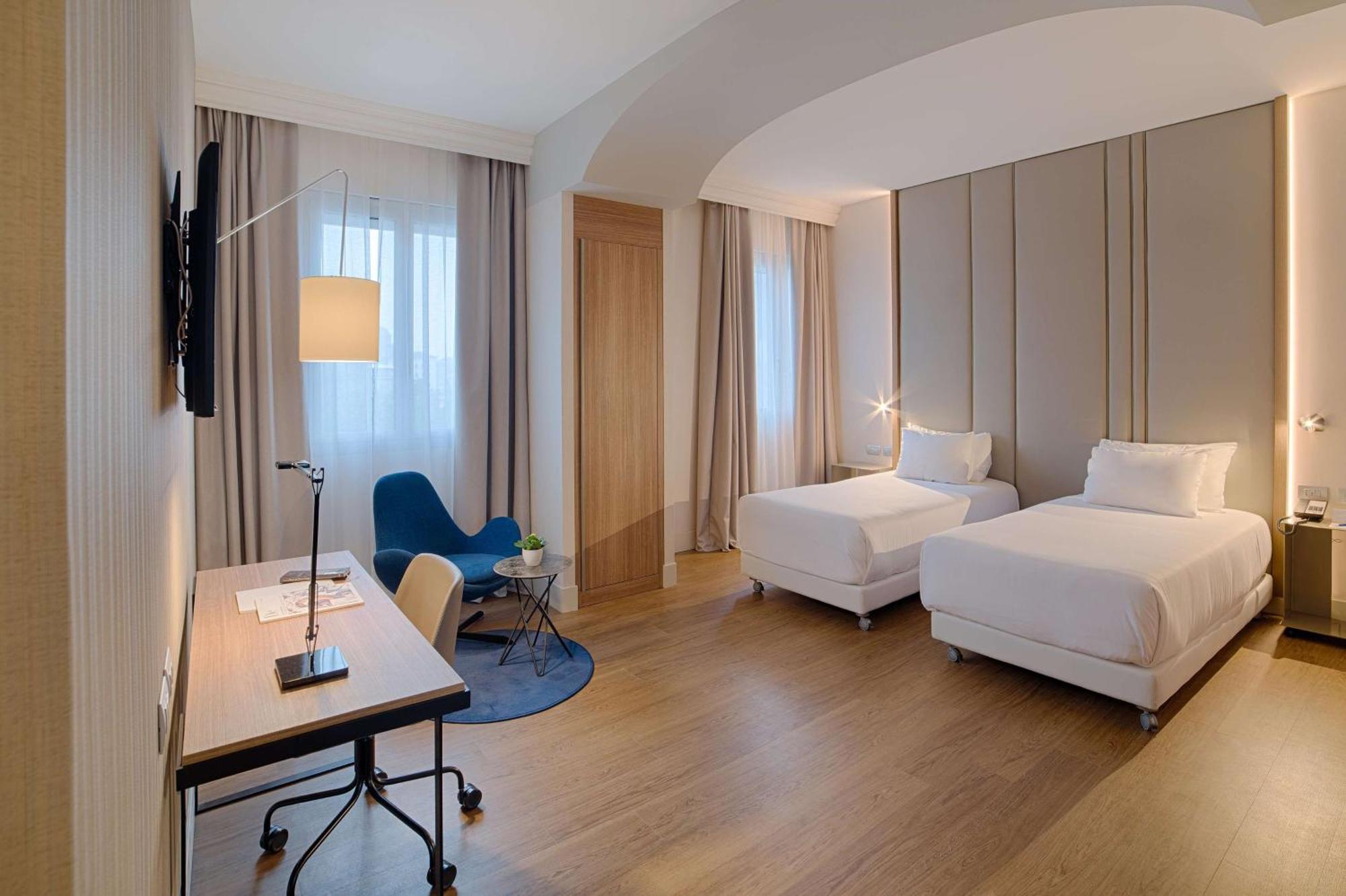 Hotel NH Bologna De La Gare Esterno foto