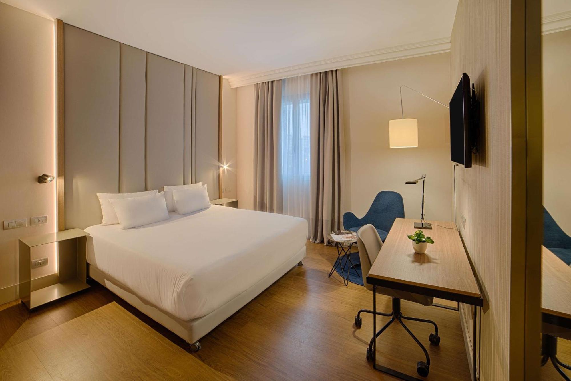 Hotel NH Bologna De La Gare Esterno foto