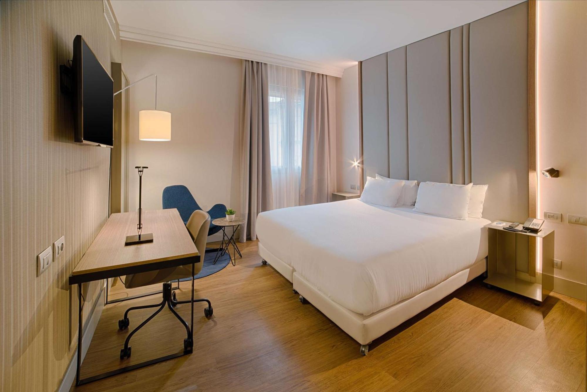Hotel NH Bologna De La Gare Esterno foto