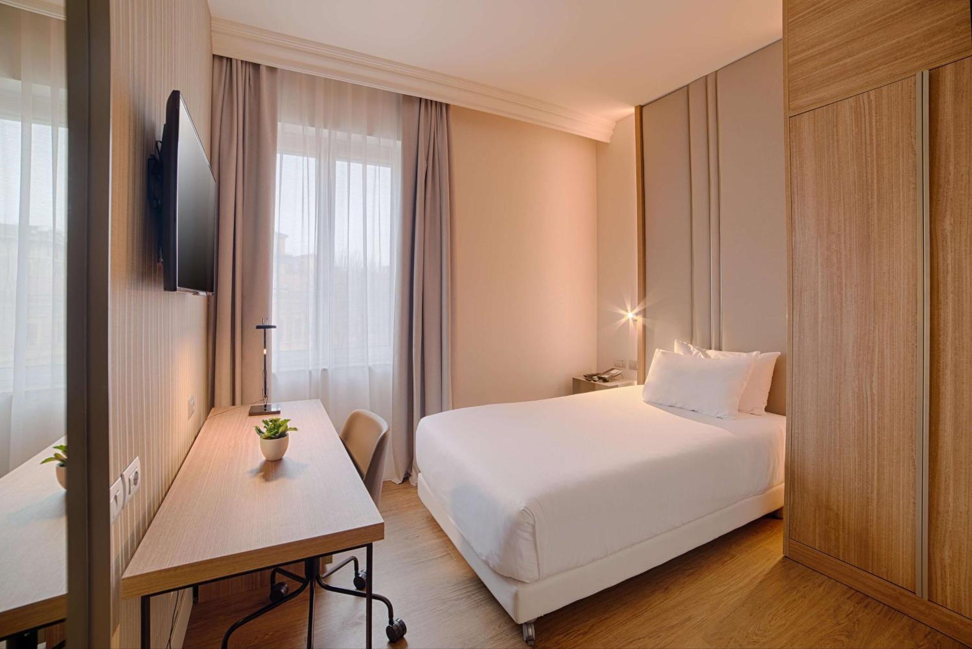 Hotel NH Bologna De La Gare Esterno foto