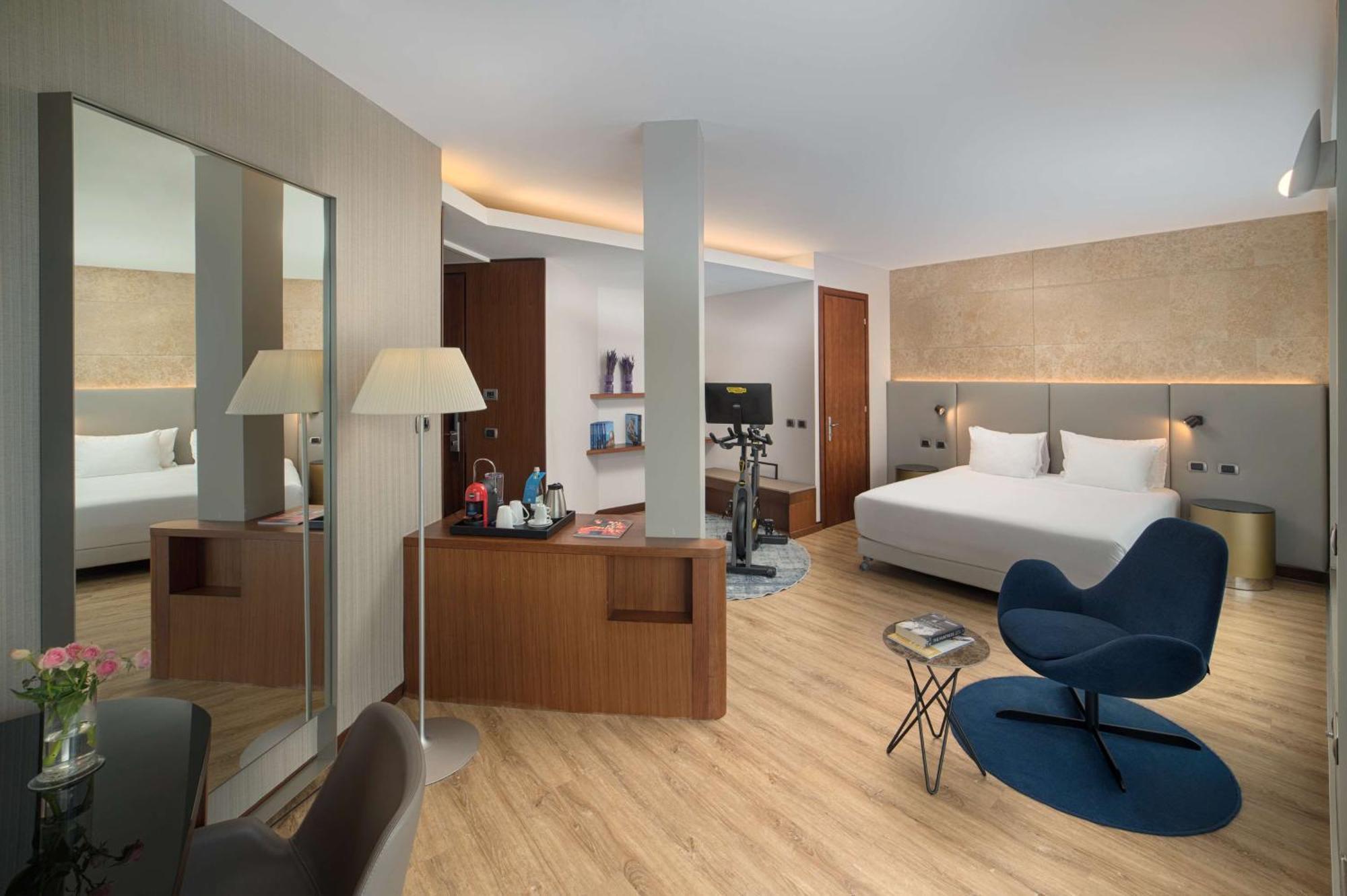 Hotel NH Bologna De La Gare Esterno foto