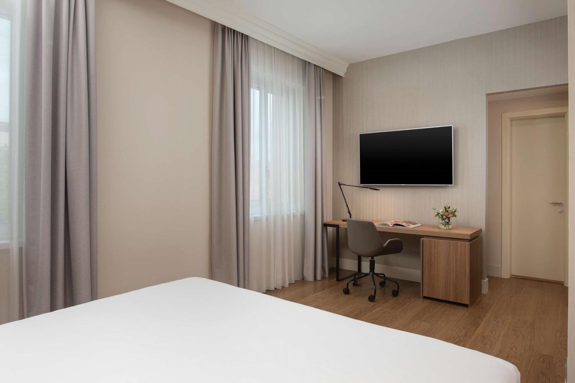 Hotel NH Bologna De La Gare Esterno foto