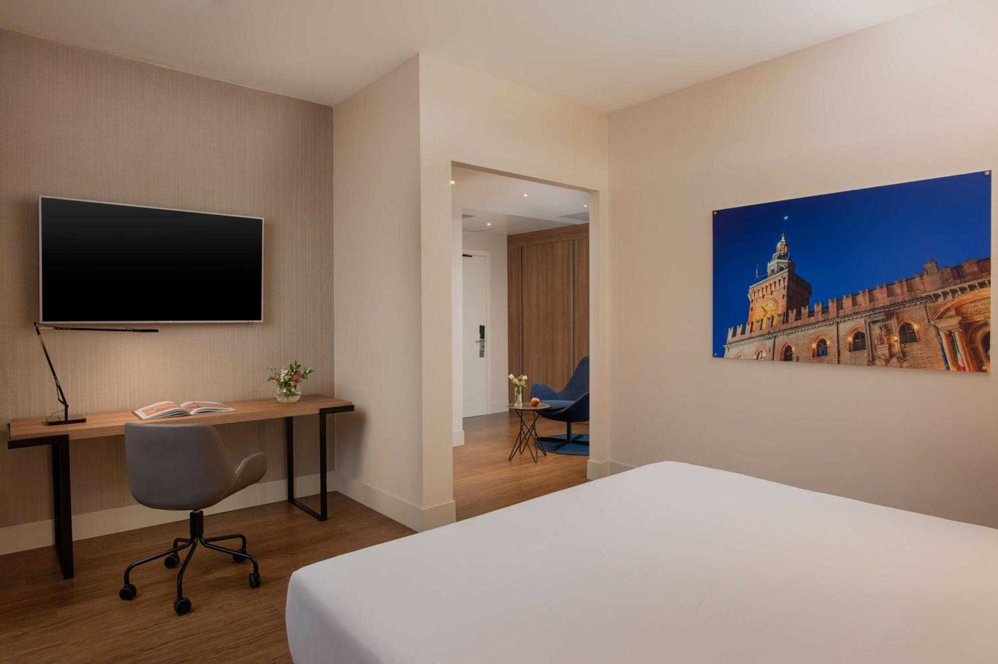 Hotel NH Bologna De La Gare Esterno foto