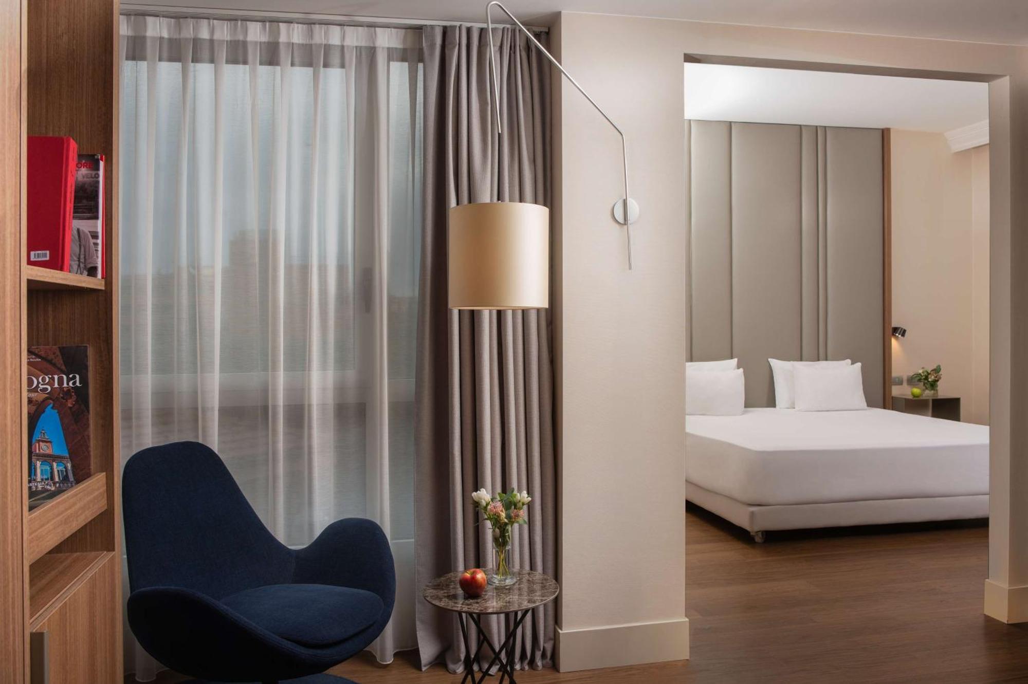Hotel NH Bologna De La Gare Esterno foto