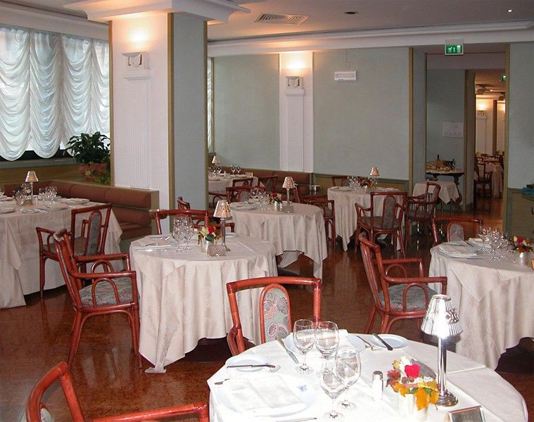 Hotel NH Bologna De La Gare Esterno foto
