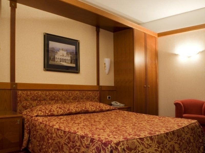 Hotel NH Bologna De La Gare Esterno foto